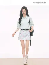 優雅な印象のピンクシャツ【小柄向け・襟付き】と油彩プリントショートスカート（セットアップ対応）