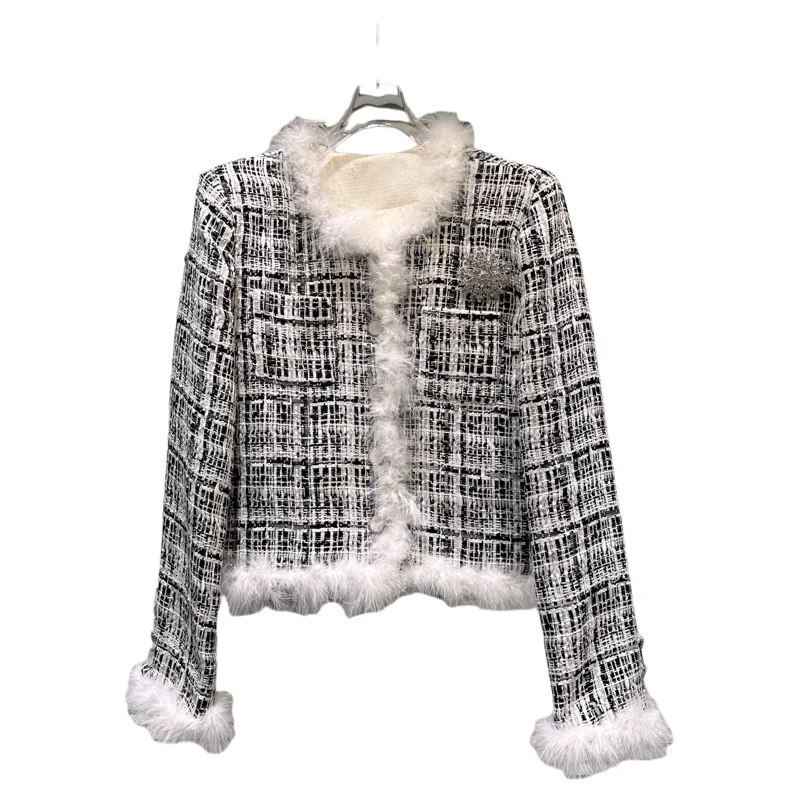 ツイードコートを選ぶべきか？そ  れともダウンジャケットの方が優れているのか？