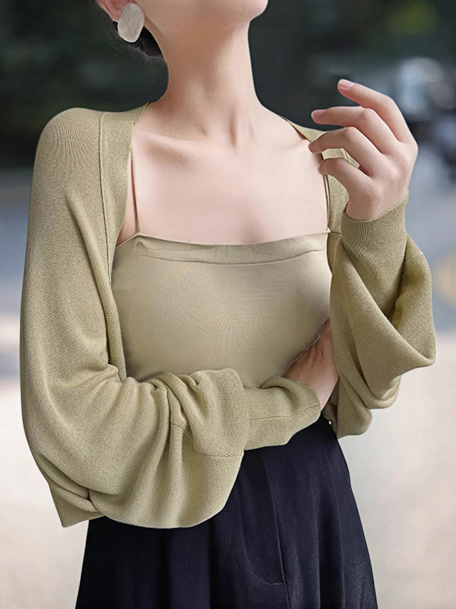 ニットにカーディガンを羽織るなら、通勤風のBasic Houseモデルが最適