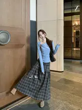 大きなボタンのオフショルダー長袖Tシャツ【秋用・女性用】と高腰チェック柄スカート（セットアップ対応）