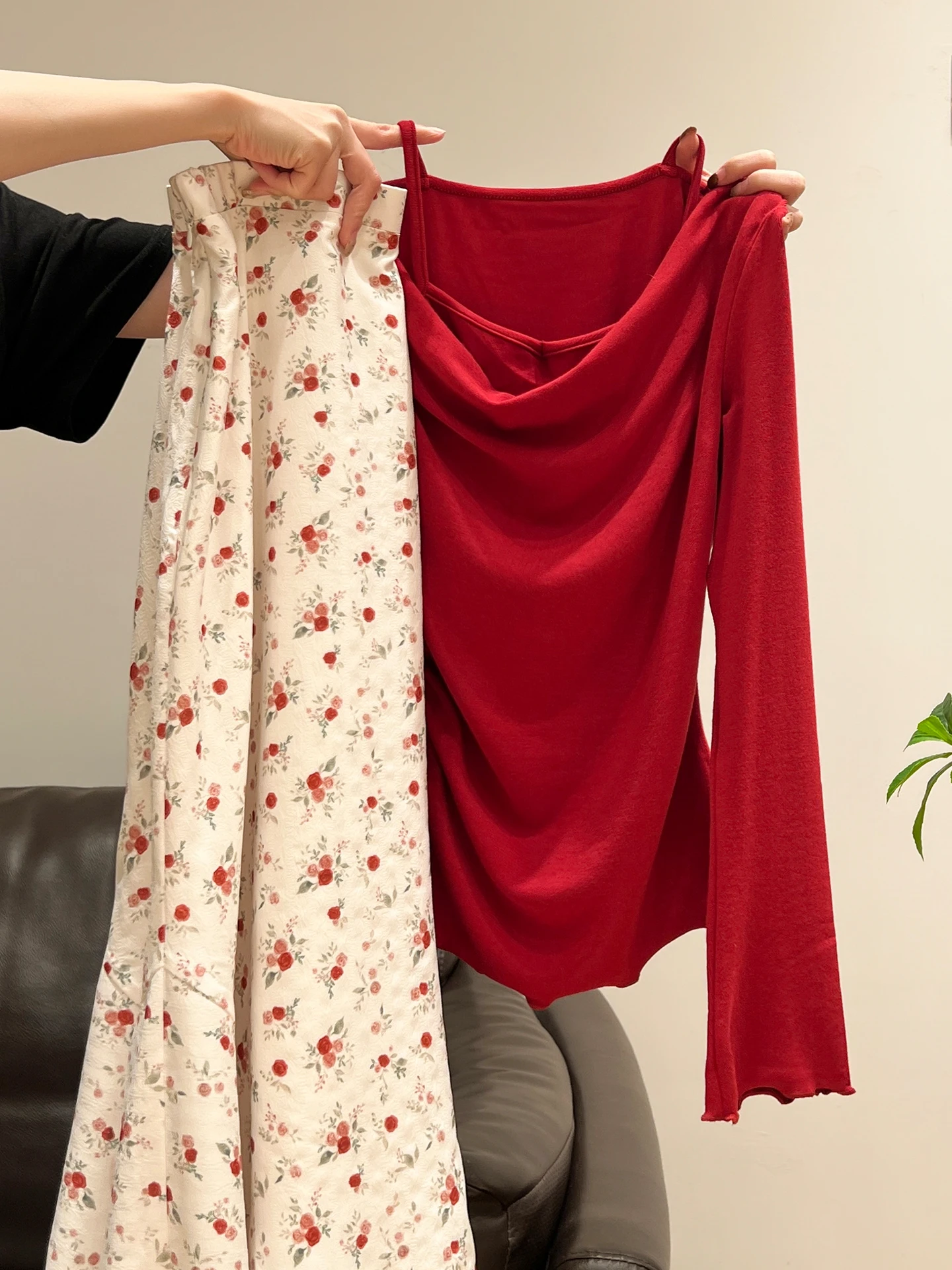 花柄スカートに合うトップスの選び方：華やかな赤のオフショルダー長袖Tシャツの実用性とスタイルバランス