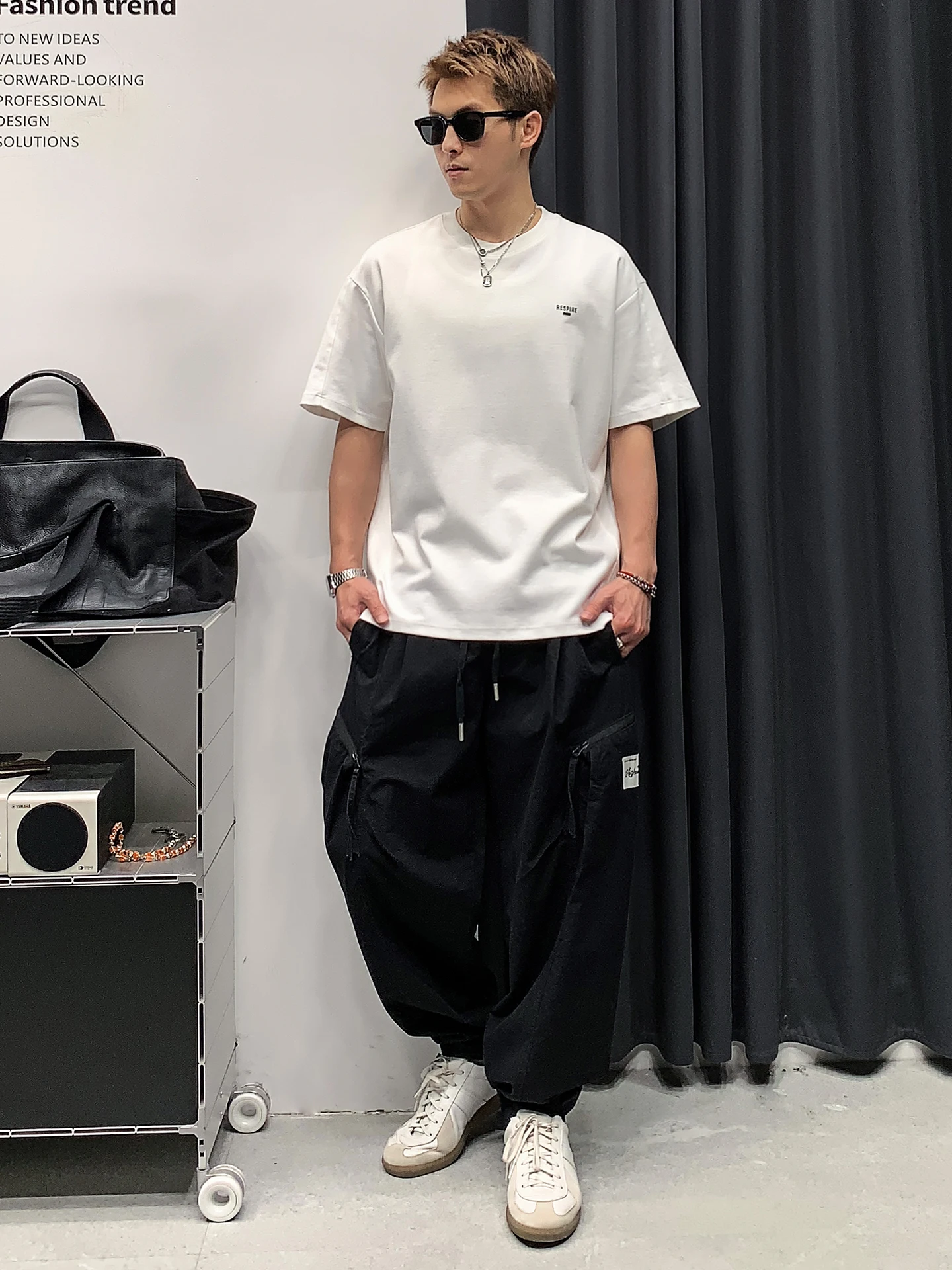 メンズTシャツはどんなデザインがおすすめ？シンプルなデザインが通勤や日常に最適な理由