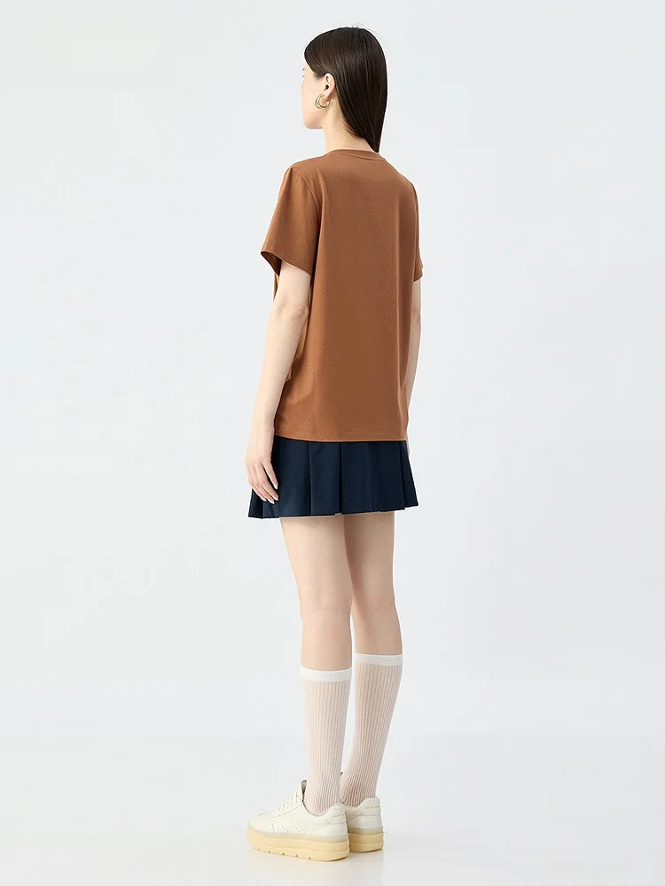 刺繍デザインのフィットTシャツ：女性向けカジュアルスタイルの実用性とデザイン性