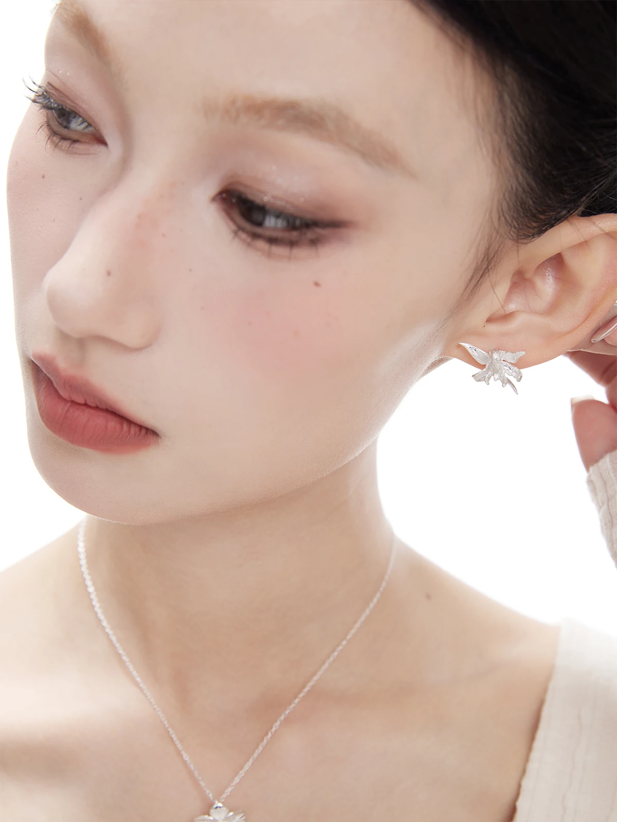 通勤の日常に差し込む、一瞬の美しさはどこにあるの？
