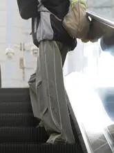 軽量で通気性抜群のメンズワイドパンツ【防風・耐磨・春秋用・サイドストライプデザイン】