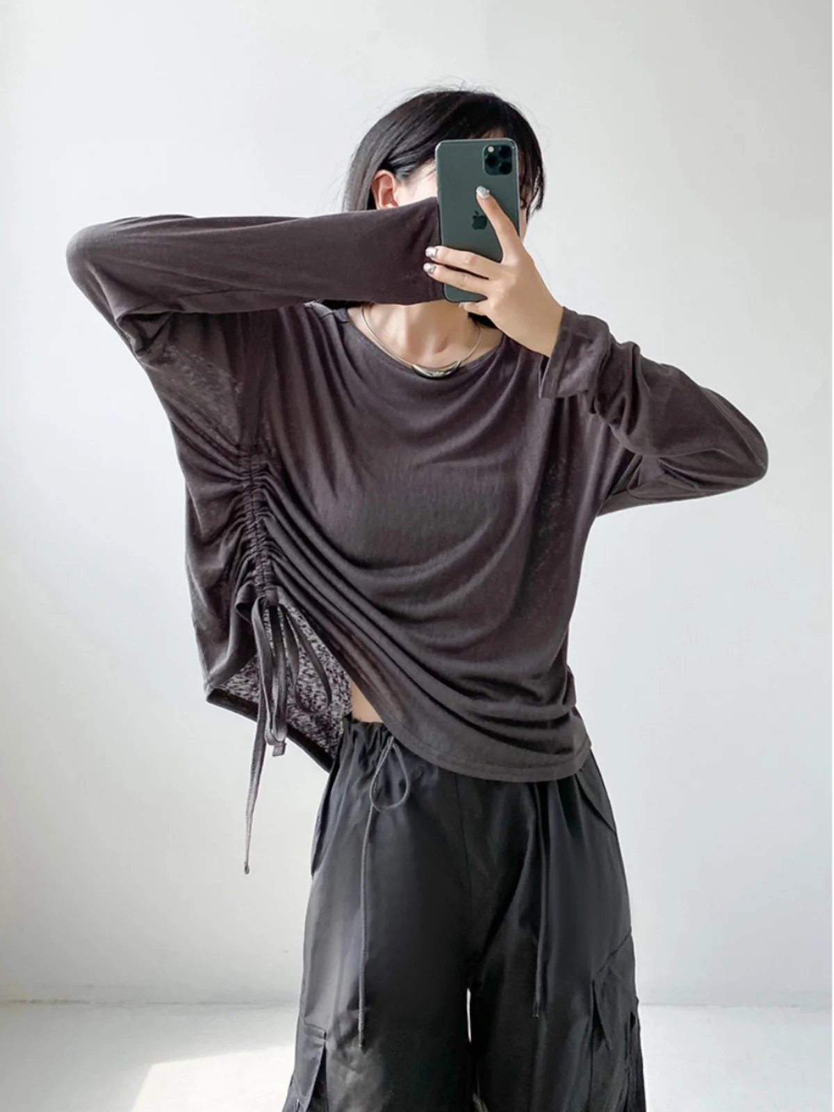 Tシャツが伸びるのを防ぐには？アイスシルクの長袖Tシャツが解決するリアルな悩み