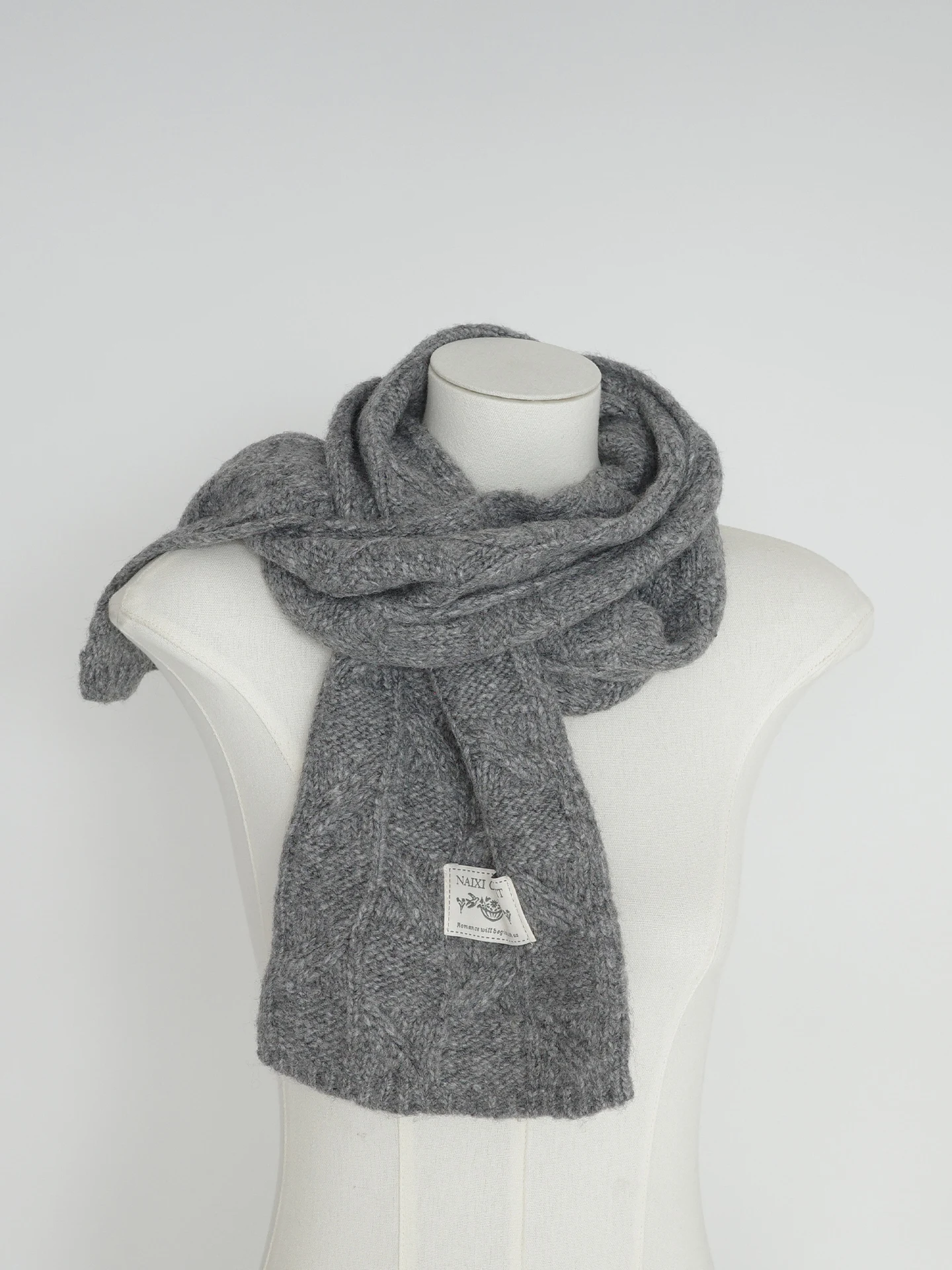 柔らかな無地のニットスカーフ：ヴィンテージ風立体テクスチャーの実用性と選定ガイド