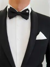 高級感ある男士用黒いスーツ用ボウタイ【百合デザイン・ダイヤモンド風装飾・結婚式対応】