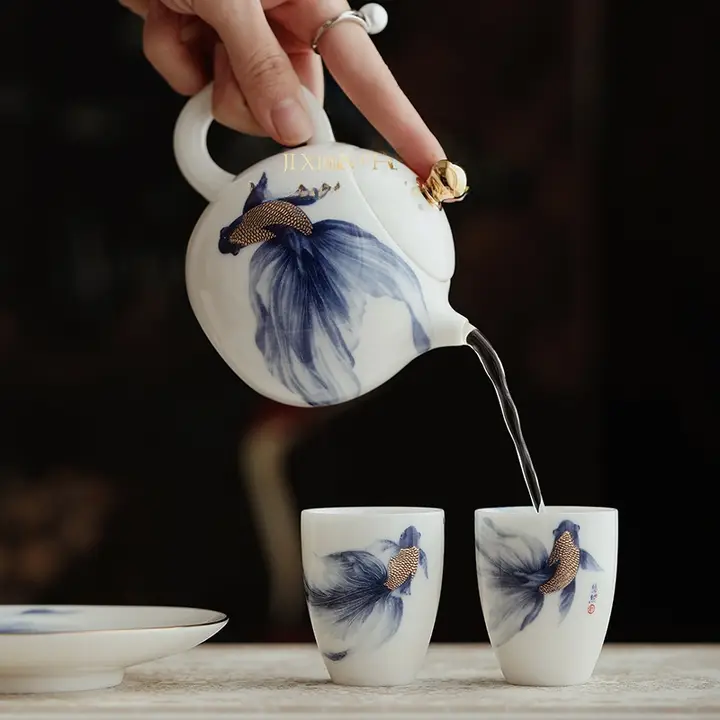 高級 青花デザインの茶器【金彩仕上げ・錦鯉・個人用・誕生日ギフト向け】