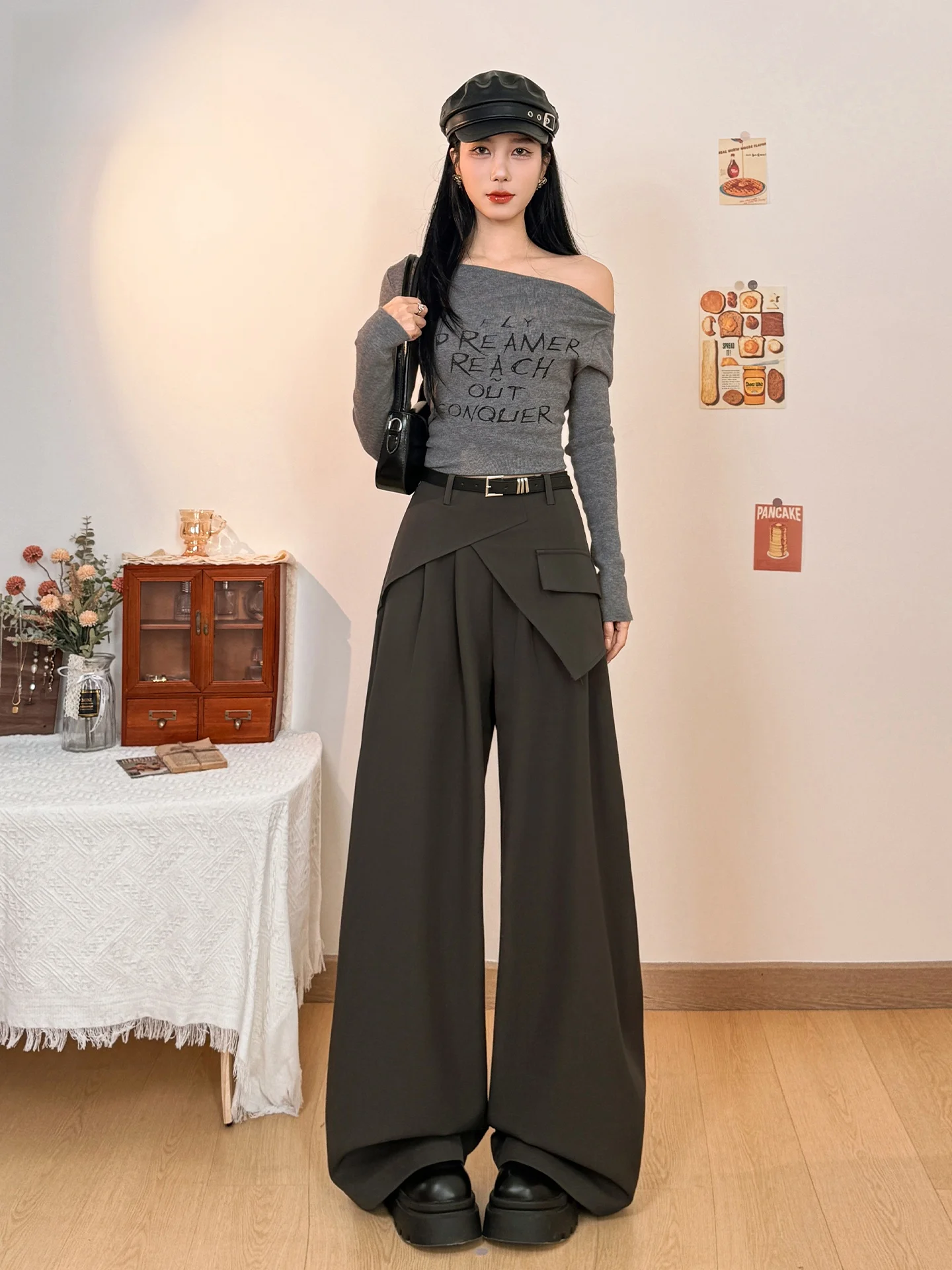 スリット入りワイドレッグパンツ：春のカジュアルスタイルに最適なデザインと通気性