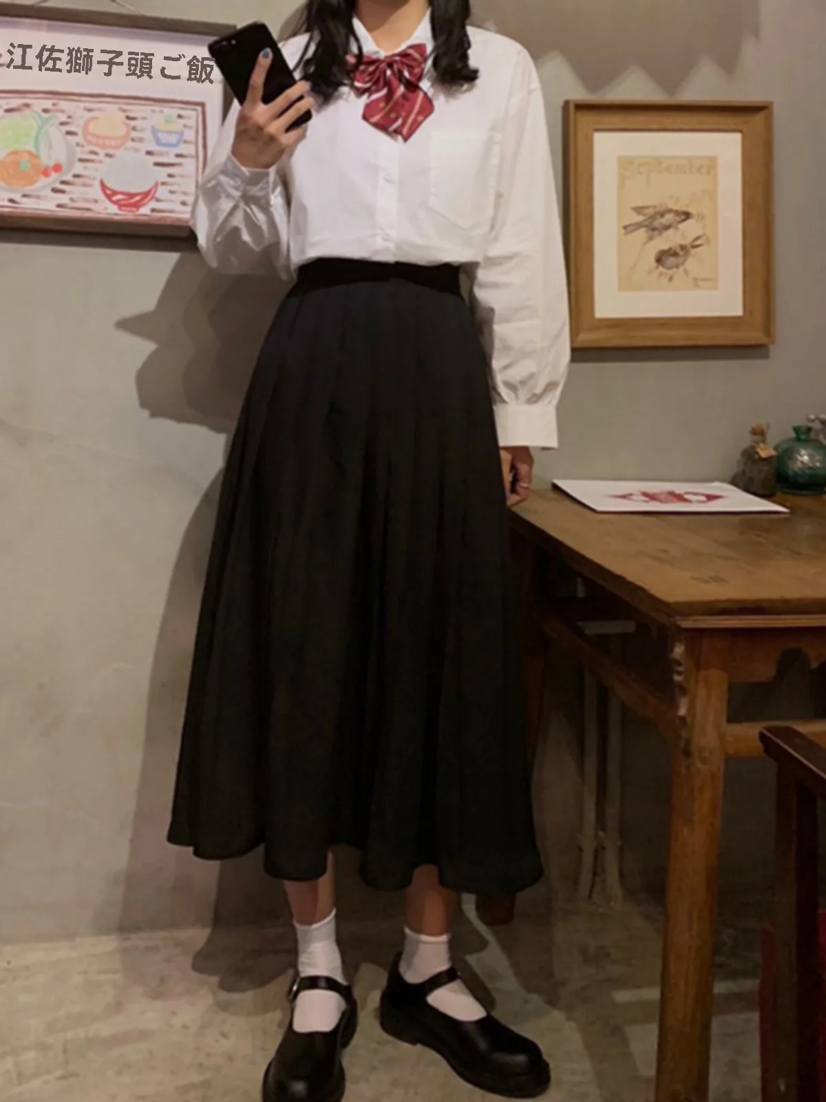 ママコーデの基本スタイルとは？白シャツと黒スカートの完全ガイド