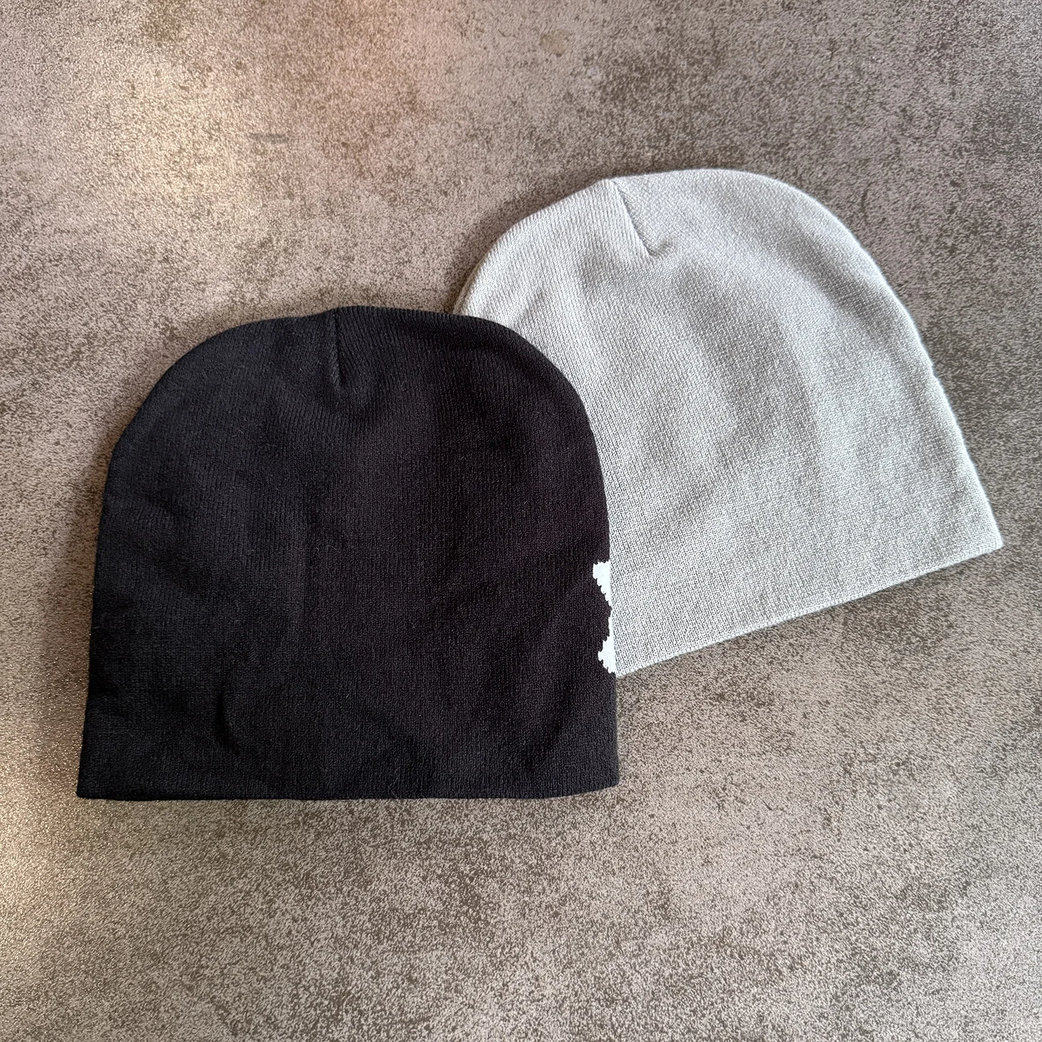 ニット帽に缶バッジをつける：刺繍デザインの秋冬用キャップが提案するスタイルの融合