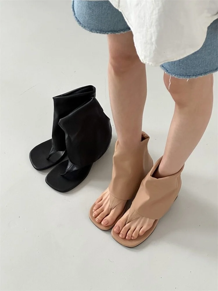 ショートブーツを選びながら脚のラインを美しく保つには？