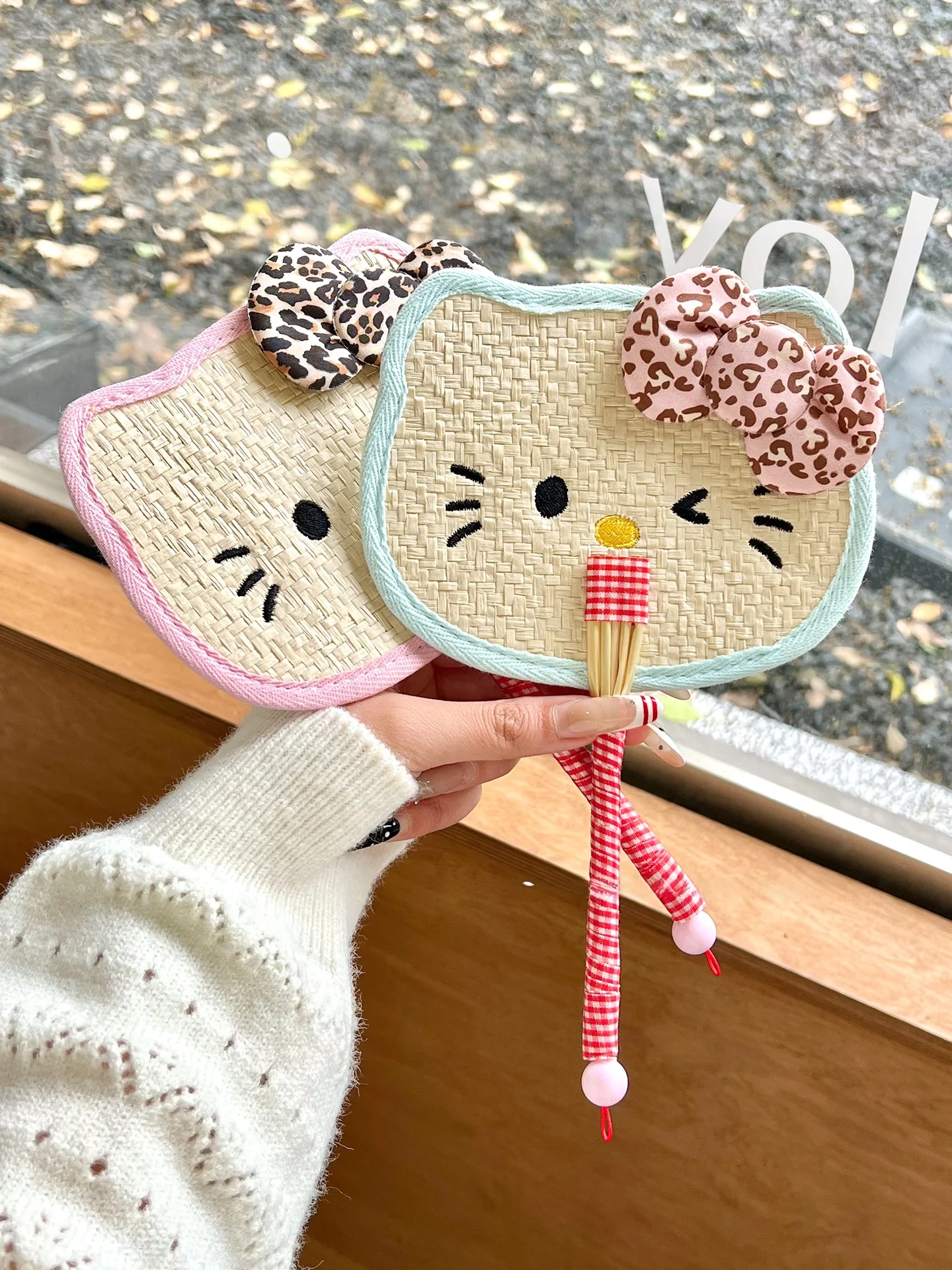 うちわ文字 猫耳 デザインの麦わら扇子：刺繍柄・レトロスタイルの実用性と使い方