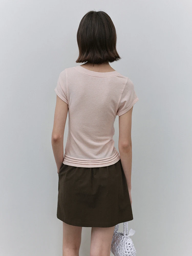 40代のプチプラファッションで老けずに見えるスタイルは？VネックフィットTシャツが解決する