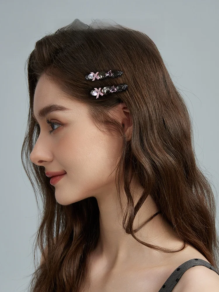 秋の髪色選びに最適なヘアアクセサリー：ダックビルクリップの実用性と季節感