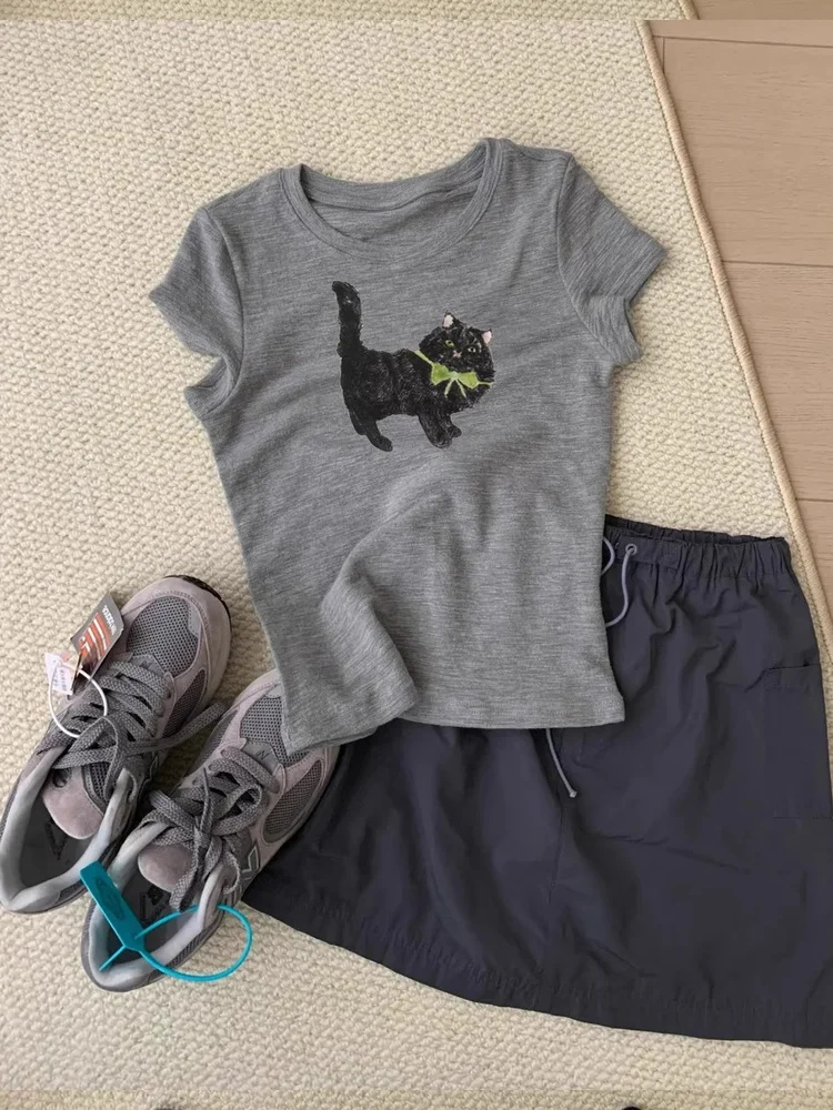 ベリーショート 丸顔 ぽっちゃりの女性に、猫デザインTシャツは本当に似合うの？
