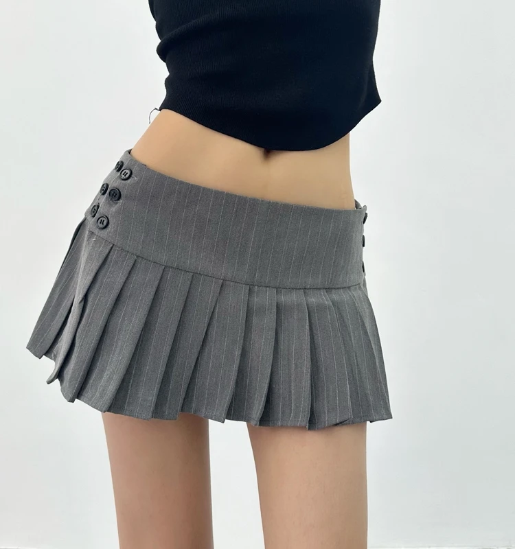 低身長でバランスの取れたファッションをどうやって見つけられるか？ストライプの超短ミニスカートが解決するリアルなシーン