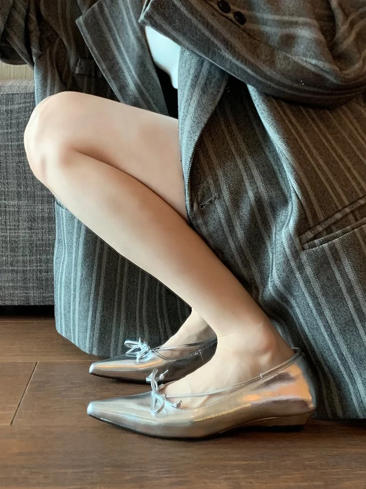 スーツパンプスストラップ：韓式シルバーリボン付きローヒールの実用性と選定基準