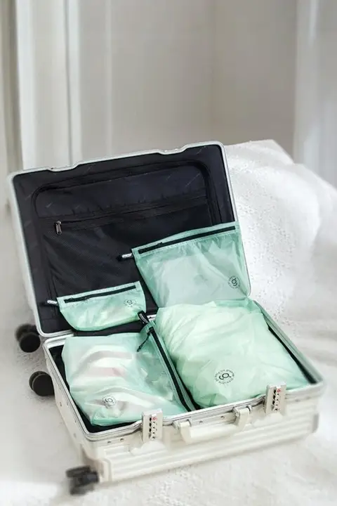 旅行用防水収納ポーチ【洗面用具・化粧品・カード・小物収納】