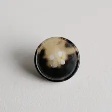 四孔細凸辺の牛角ボタン【ダークカラー・自然色・15mm】