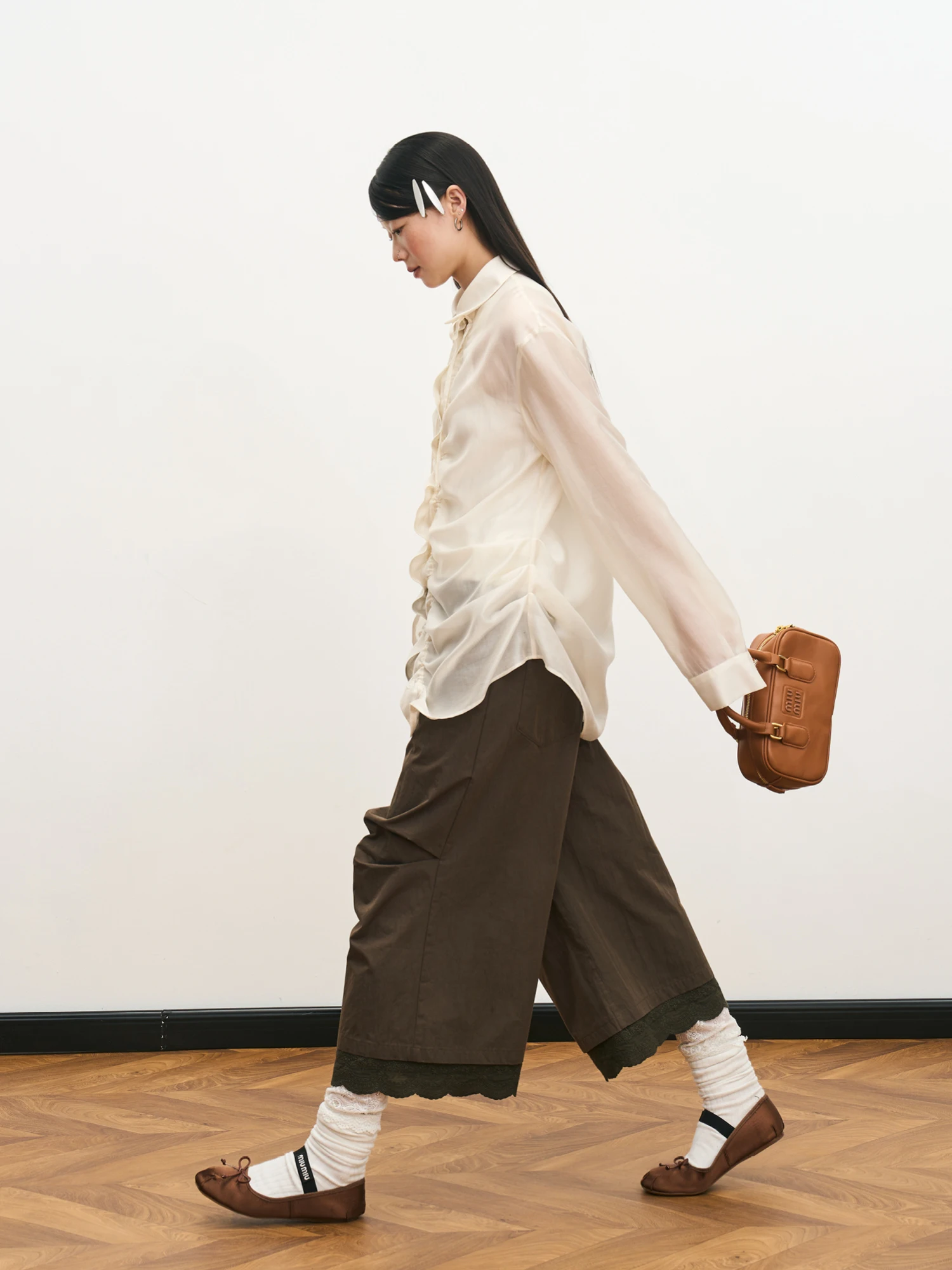 ブラウンレース切り替えのプリーツワイドパンツ：裾折りの実用性とスタイルバランスの解説