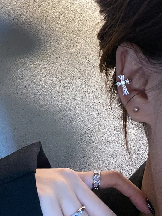 ジルコニアクロスイヤーカフ【ノーピアス・スタイリッシュデザイン・女性用】