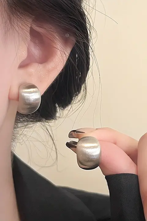 シンプルな金属製ブラッシュ仕上げのイヤリング【軽やかさ・エレガンス・デザイン性】