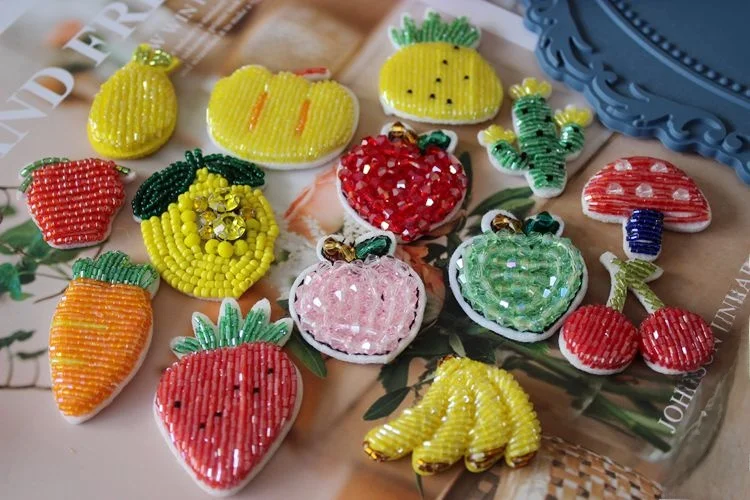 クラフト アート で家に彩る！果物・キノコ・ニンジンをテーマにした刺繍風デコレーションパーツは、どう選ぶ？