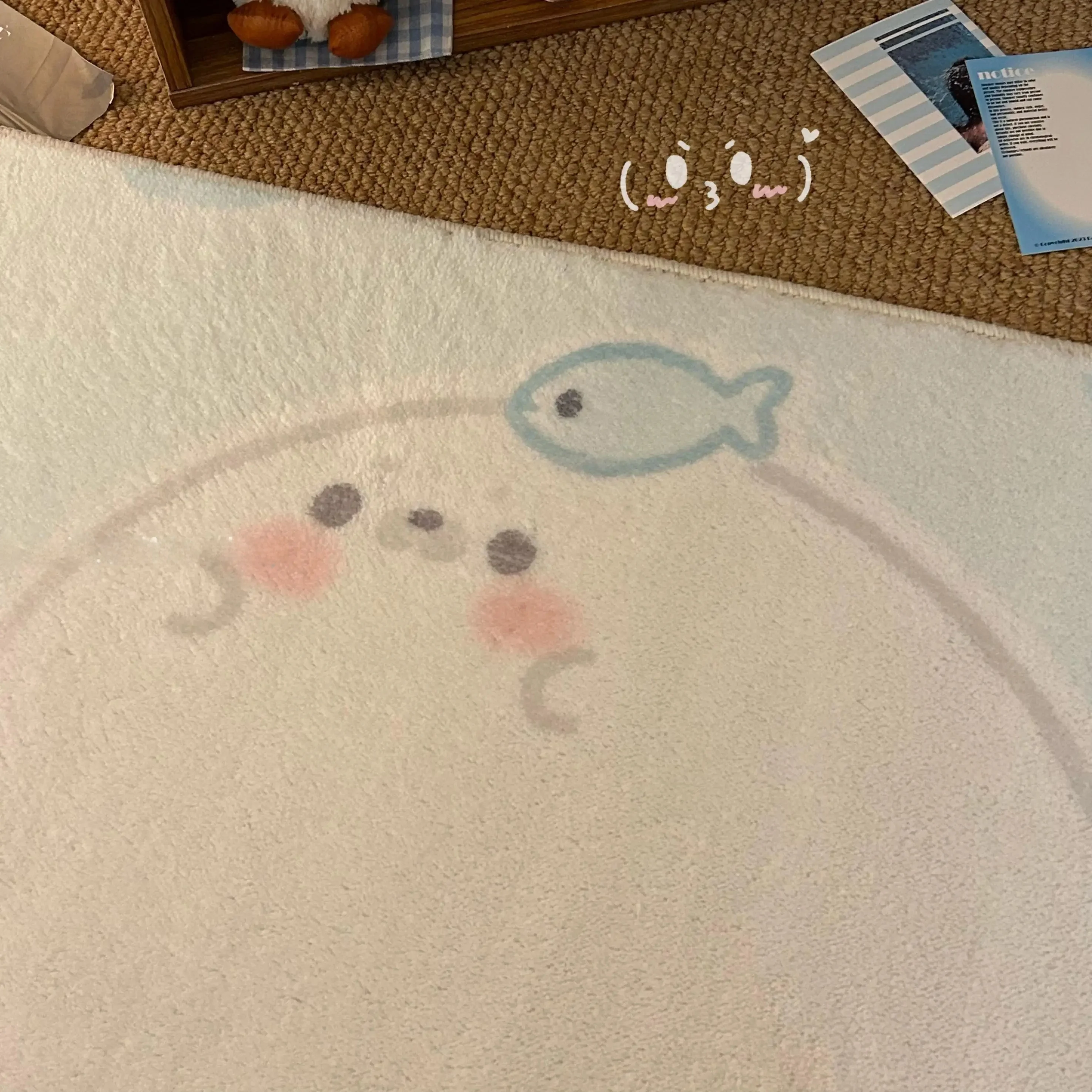 可愛いセイウチデザインのフラットラグ：滑り止め付きホワイト仮羊毛の実用性と使い方