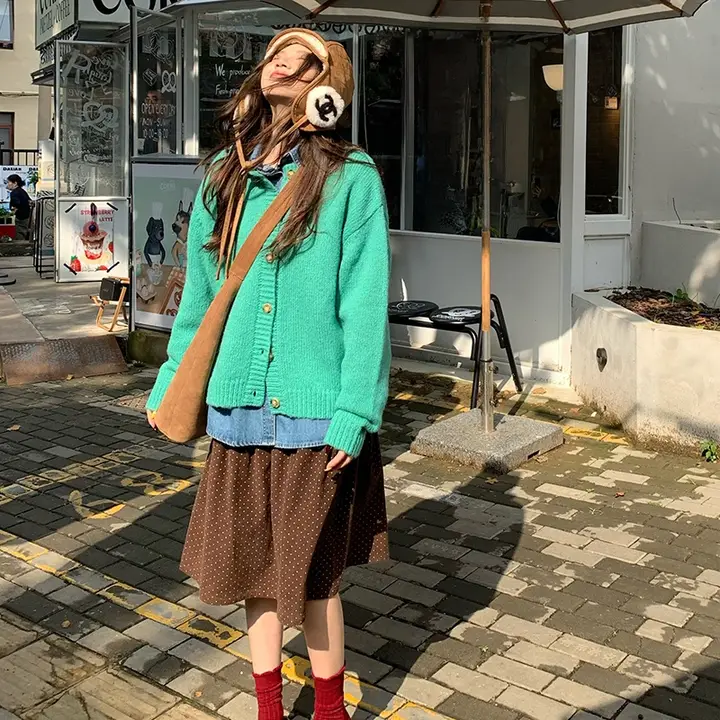 ヴィンテージ風ボタン付きニットカーディガン【春秋用・柔らかい・したデザイン】