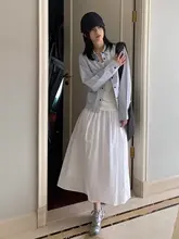 シンプルなデザインの白いプリーツ中長スカート【高腰・女性用・Aライン】