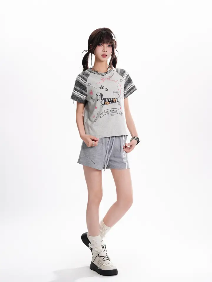 カジュアルなカートゥーン ダックスフンド柄の短袖Tシャツ【女性用・パフスリーブ・スリム効果】