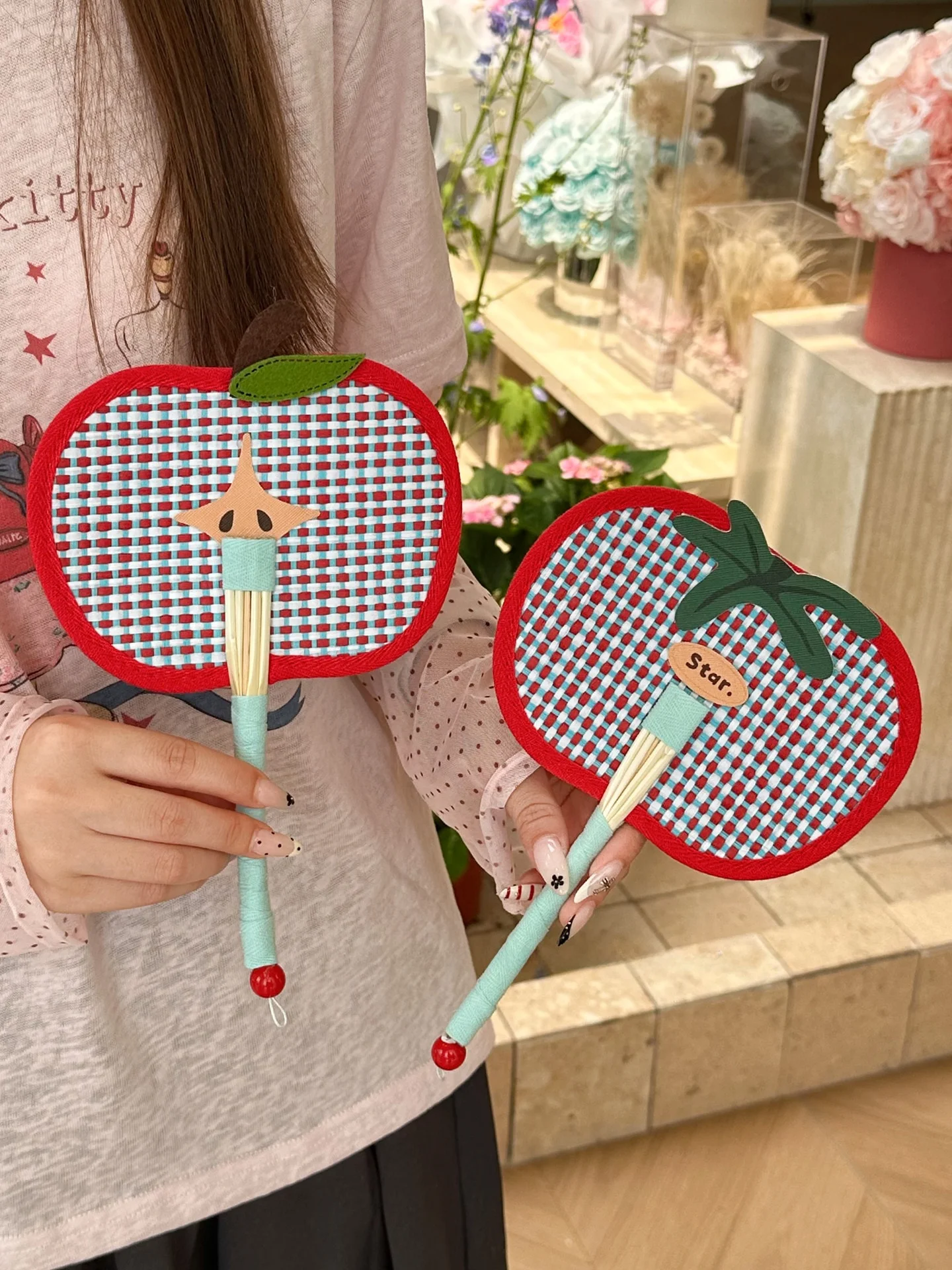 フォールディングファンをどう選ぶ？多巴胺カラーと手編みの温かみが魅力の夏の小物