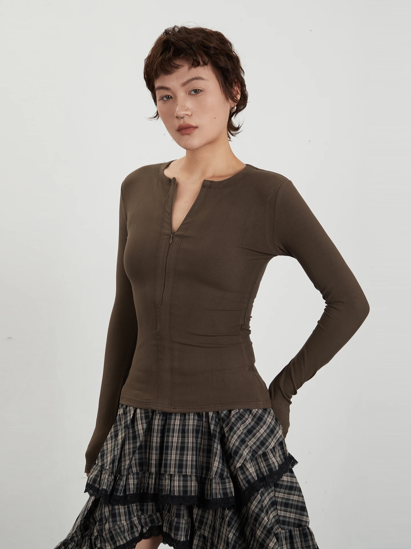 2026年トレンドファッションで悩む30代女性に、今こそ選ぶべき「デザイン半ジップ長袖Tシャツ」は？