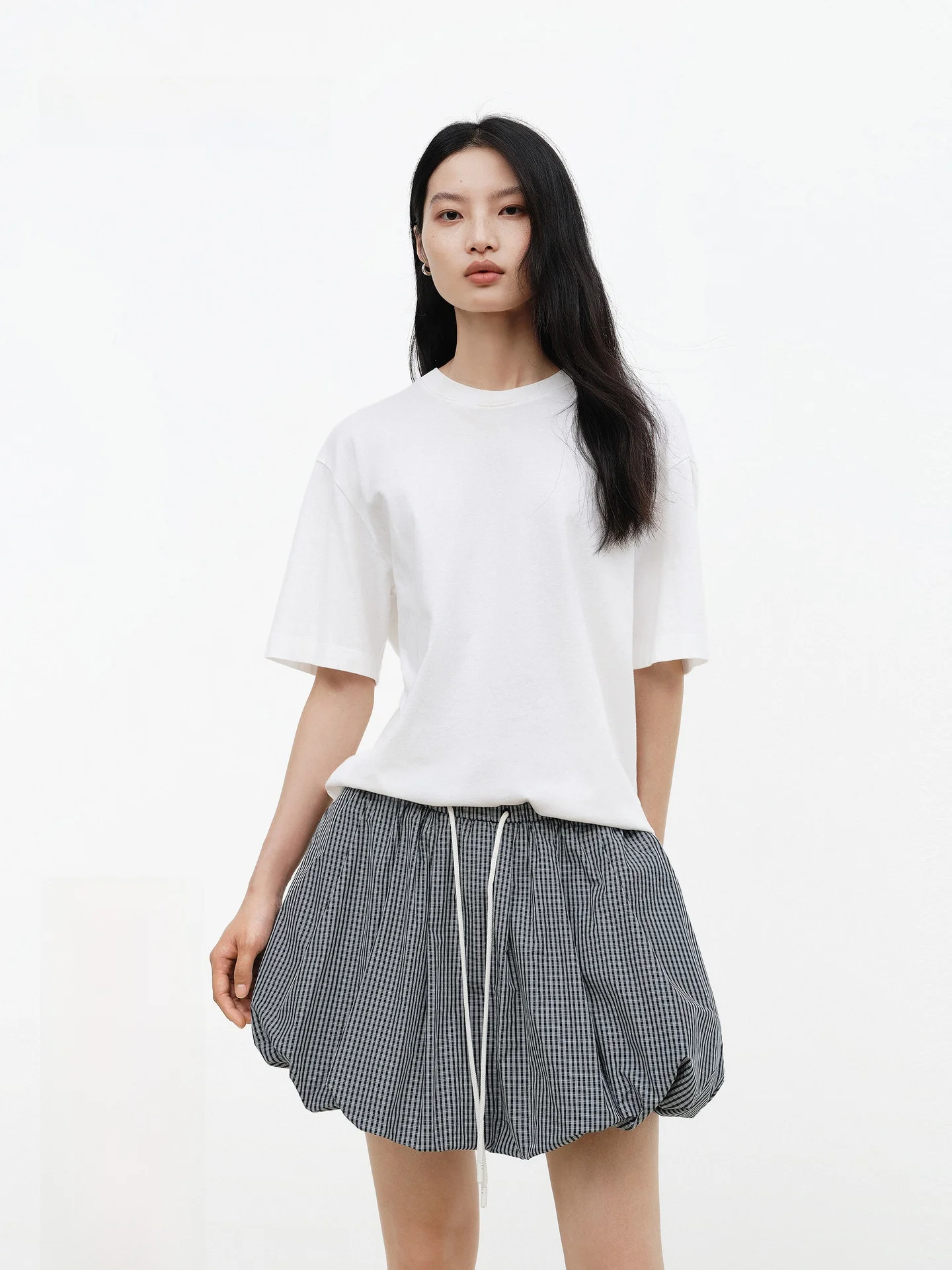 背中結びデザインのTシャツでどう着こなす？春の日常に合うアレンジのコツを解説