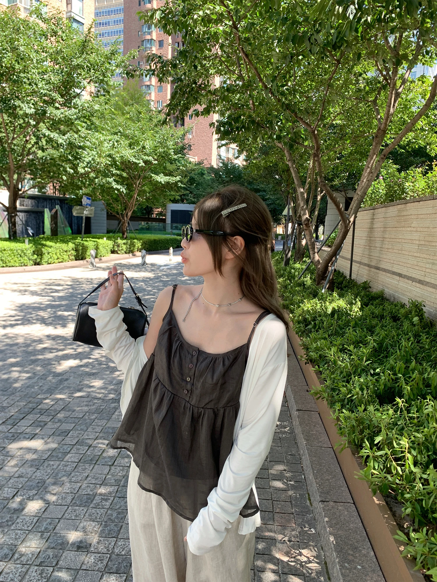 麻製キャミソール：レトロデザインの夏用軽やかインナーが日常にどう活かされるか