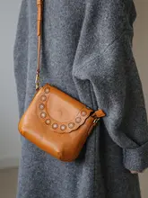 レトロデザインの本革ショルダーバッグ【フラップ付き・小型・花飾り】