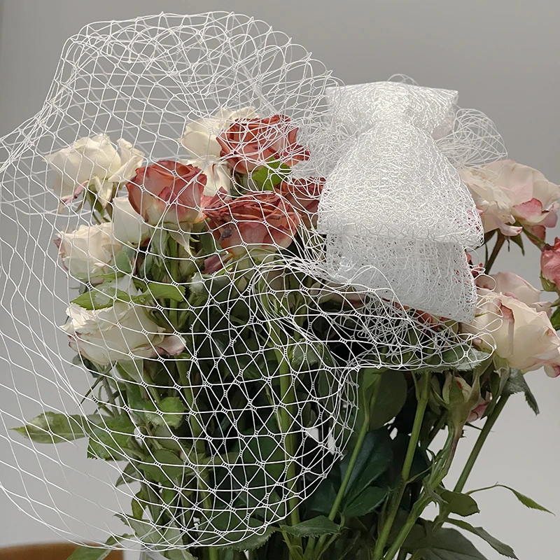 結婚式 帽子 としてのリボン付きレースメッシュヘアアクセサリーの実用性と選び方