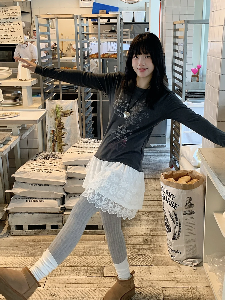 可愛いクマと美しいフラワーレター柄の三段レーススカートトップス：デザイン性と着こなしのバランスを実現