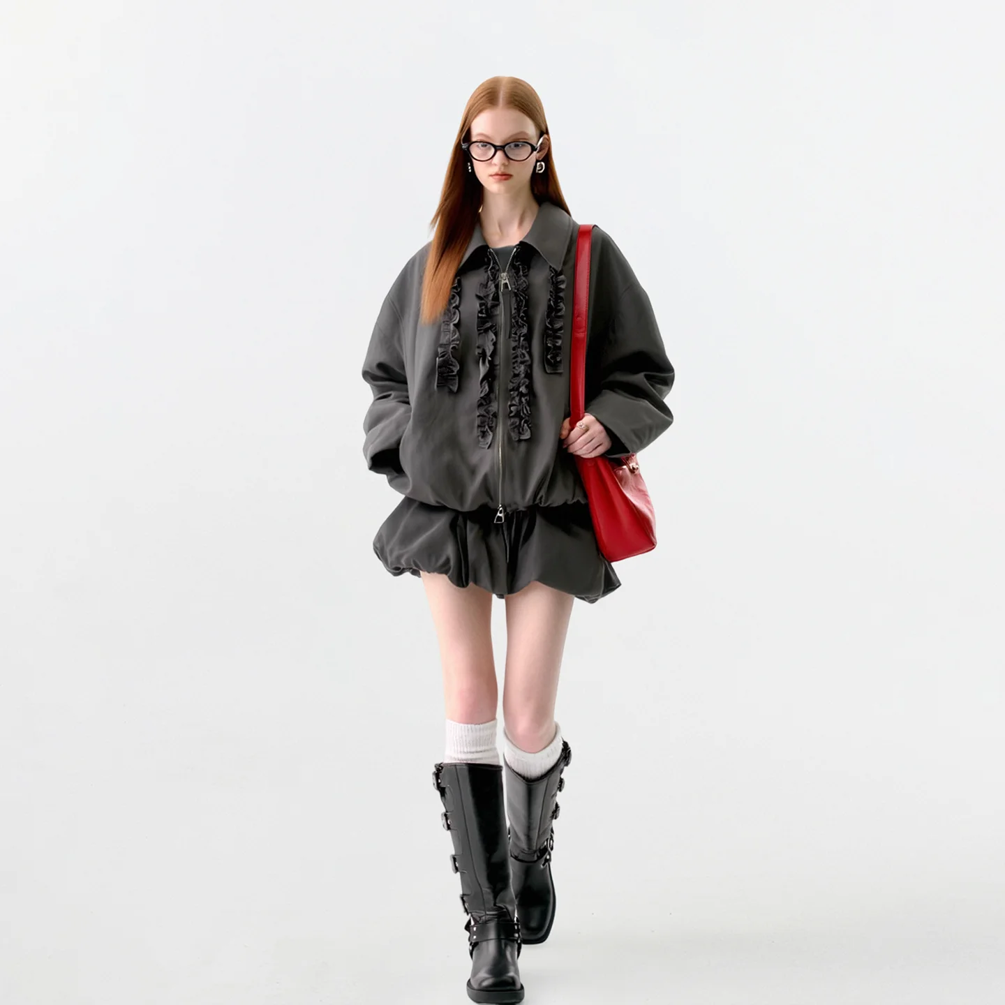 パンクスタイルのジッパー付きジャケットとミニスカートで、秋の気分をどう変える？