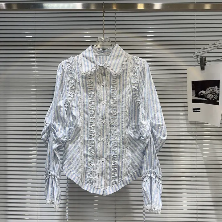 フレンチスタイルの美しい青いストライプのフリル装飾シャツ【春夏用・レディース】