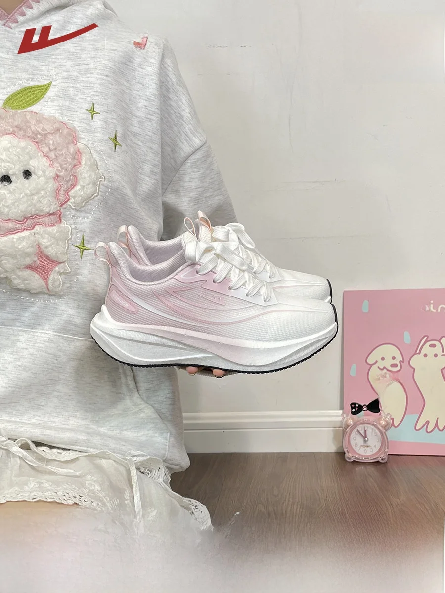グラデーションカラーの軽量ランニングシューズ：レディース通勤・散歩向けの歩きやすさと疲れない設計