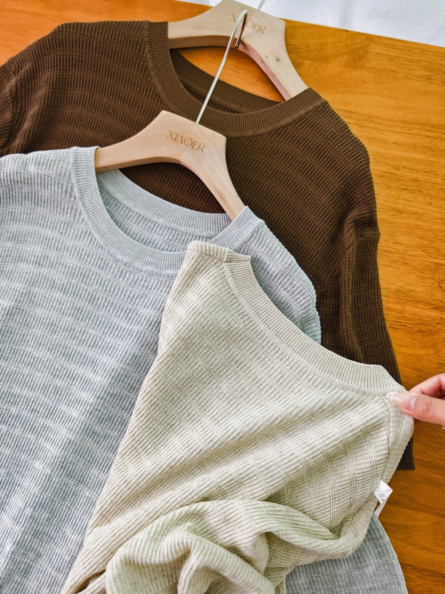 「Tシャツを横から着る」とき、どうやって似合う体型を選び、首よれを防ぐのか？
