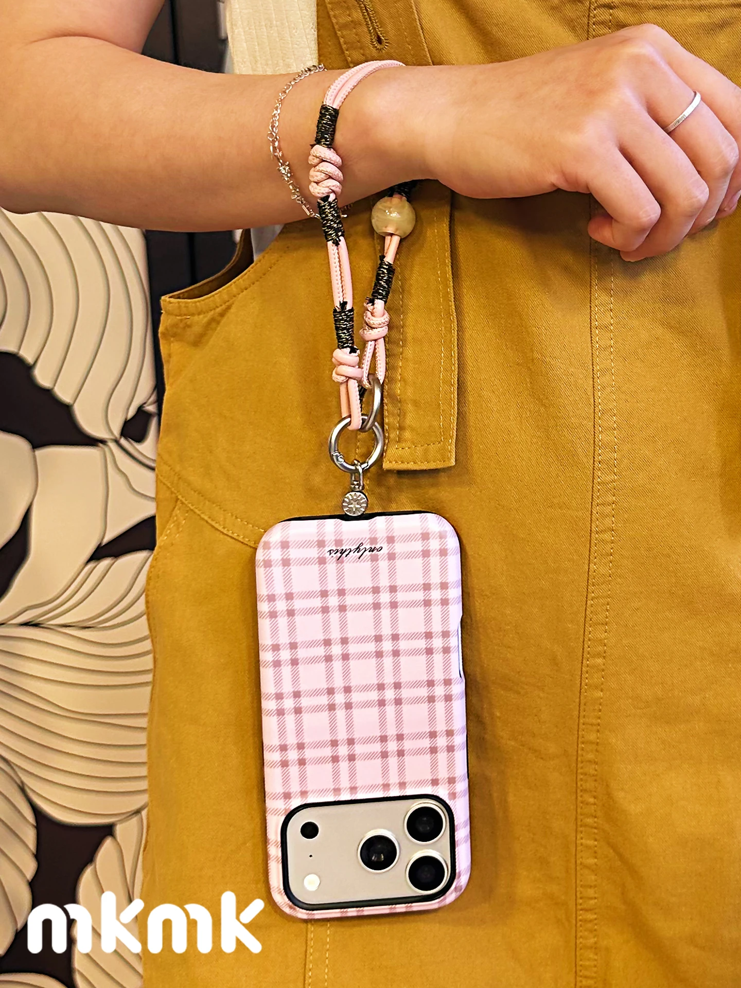 スマホにつけるストラップはどこで選べばいいの？カラフルで調整可能なレザーストラップが解決する3つの理由