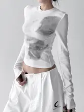 美しいデザインのラウンドネック長袖Tシャツ【スリムフィット・プリント・女性用・ショート丈】