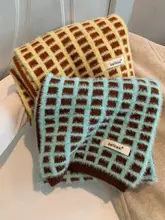 ブルーとコーヒー色のチェック柄フワフワニットスカーフ【秋冬用・保温・学生向け・首元暖か】