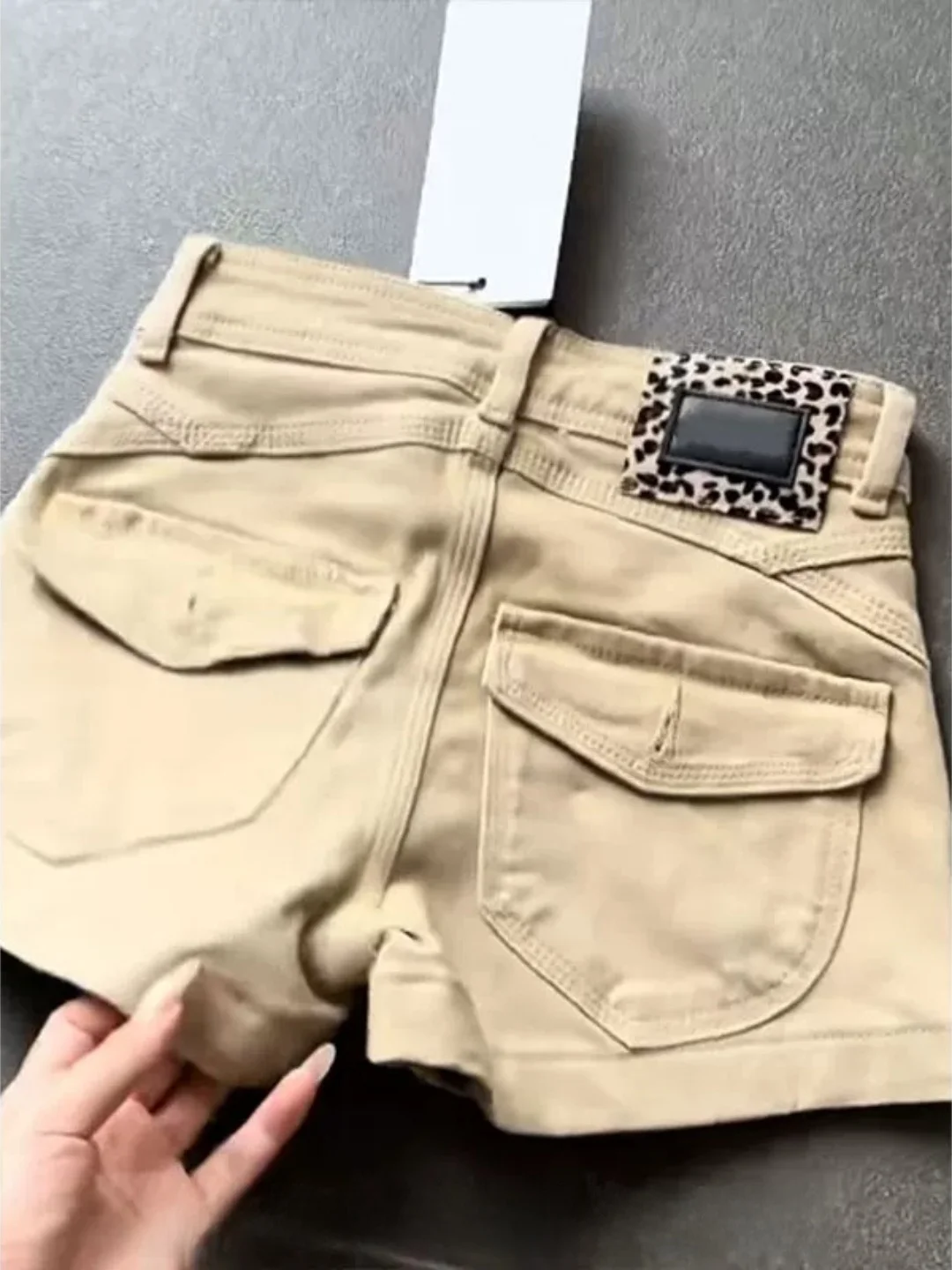 高ウエストショートパンツ：女性用カーキデニムのスタイルと実用性を解説