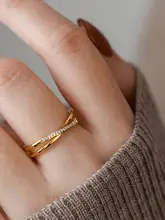 美しい輝き！ジルコニアクリスタル交差リング【個性的なデザイン・女性用・贈り物に最適】