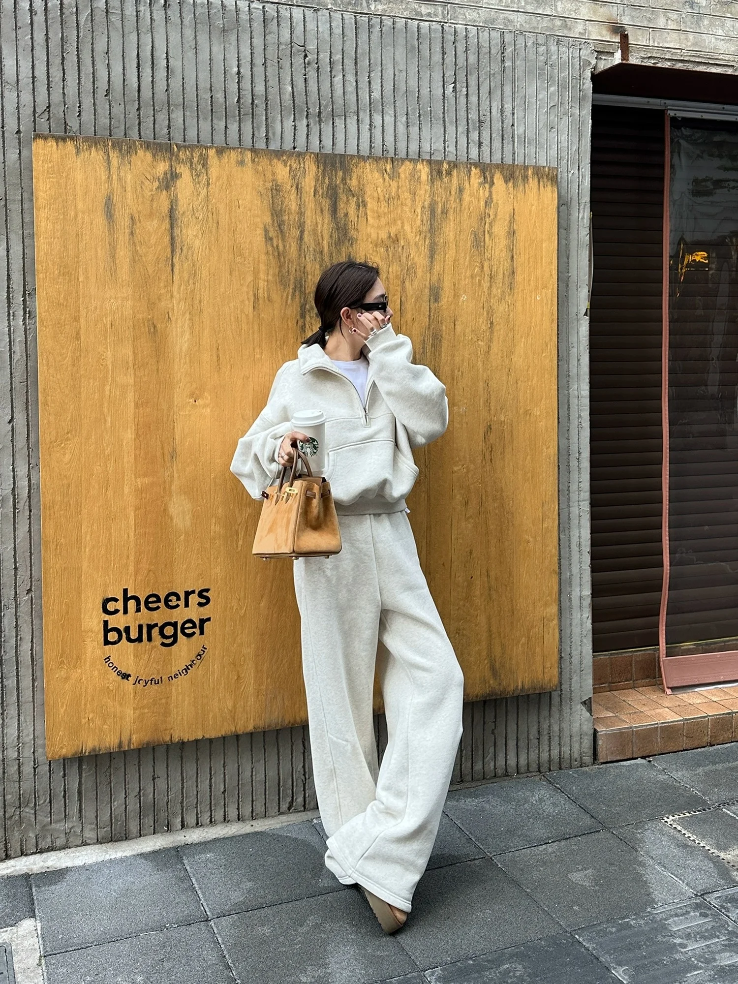 パーカーとワイドパンツセットアップ：カジュアルスタイルに最適なゆったりフィットデザイン